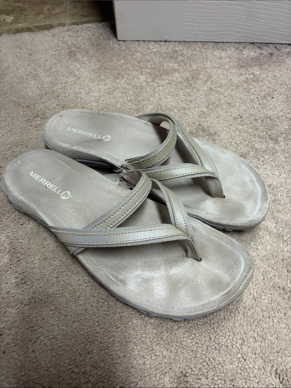 Merrell Women's Silver Light Gray Leather-Trim Flip Flop Sandals Size 8